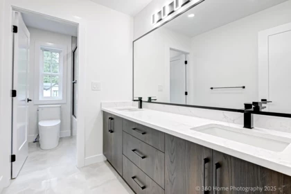 Walk-In Closet Photo of 3252 Allan Road, North Vancouver, BC