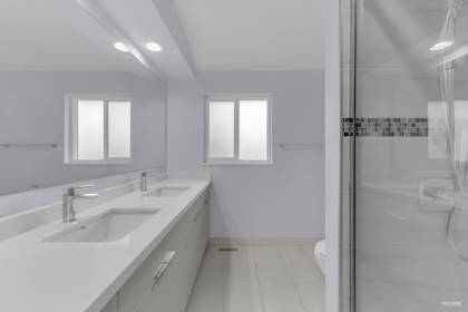Powder Room Photo of 4425 Maple Street, Vancouver, BC