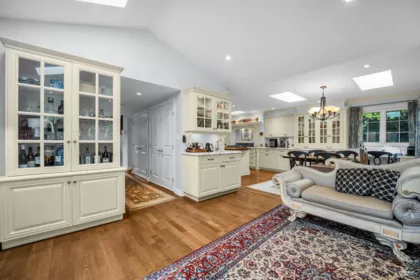 Mudroom Photo of 539 Newcroft Place, West Vancouver, BC