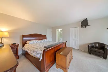 Hallway Photo of 21481 Telegraph Trail, Langley, BC