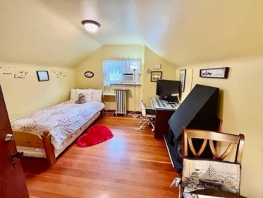 Guest Bathroom Photo of 1320 Tenth Avenue, New Westminster, BC