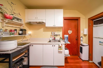 Powder Room Photo of 1320 Tenth Avenue, New Westminster, BC