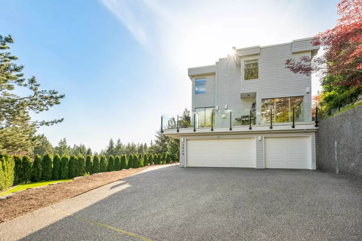 Family Room Photo of 4809 Northwood Place, West Vancouver, BC