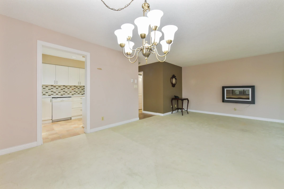 Family Room Photo of 301 15317 Thrift Avenue, White Rock, BC