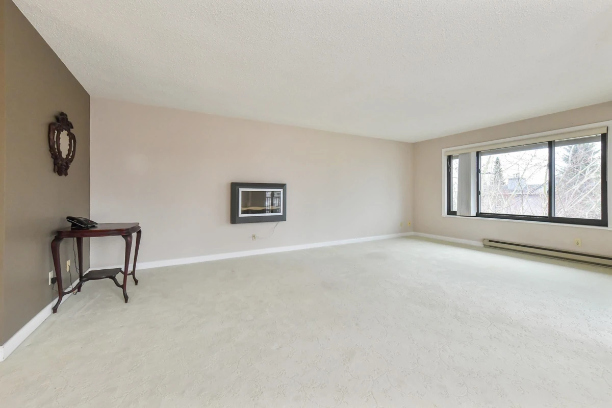 Living Room Photo of 301 15317 Thrift Avenue, White Rock, BC