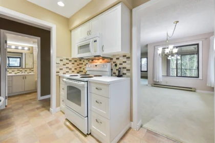 Kitchen Island Photo of 301 15317 Thrift Avenue, White Rock, BC