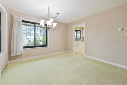 Kitchen Photo of 301 15317 Thrift Avenue, White Rock, BC