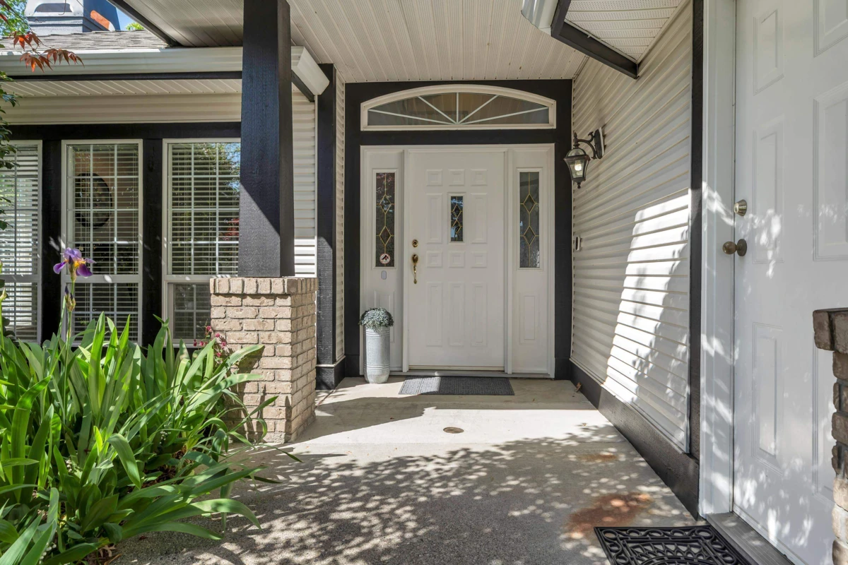 Dining Area Photo of 18811 65 Avenue, Surrey, BC