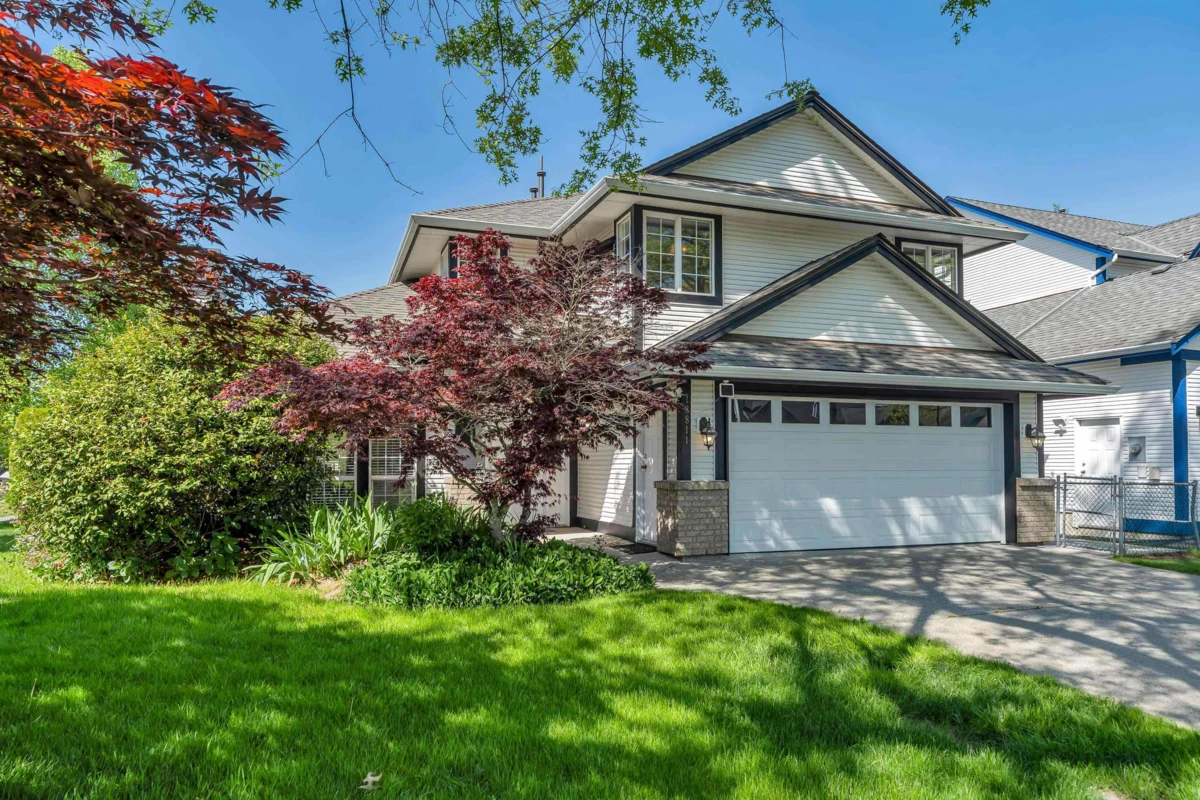 Living Room Photo of 18811 65 Avenue, Surrey, BC