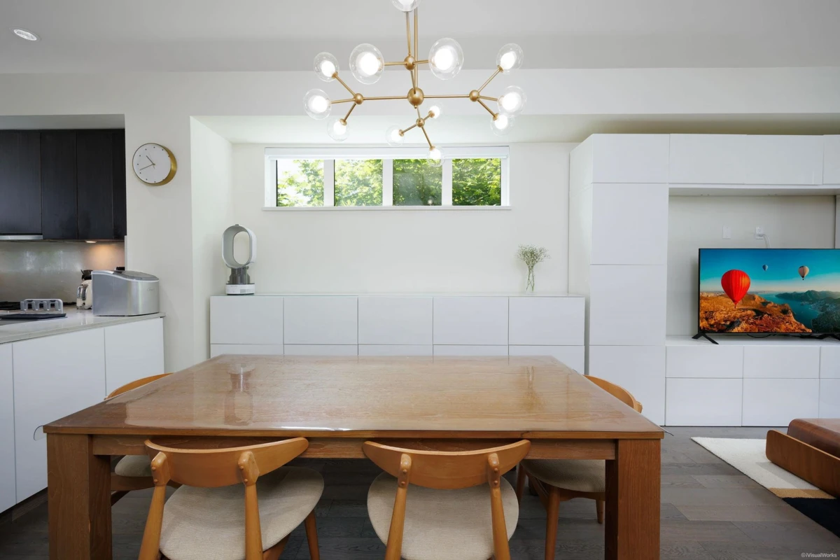 Dining Area Photo of 5552 Oak Street, Vancouver, BC