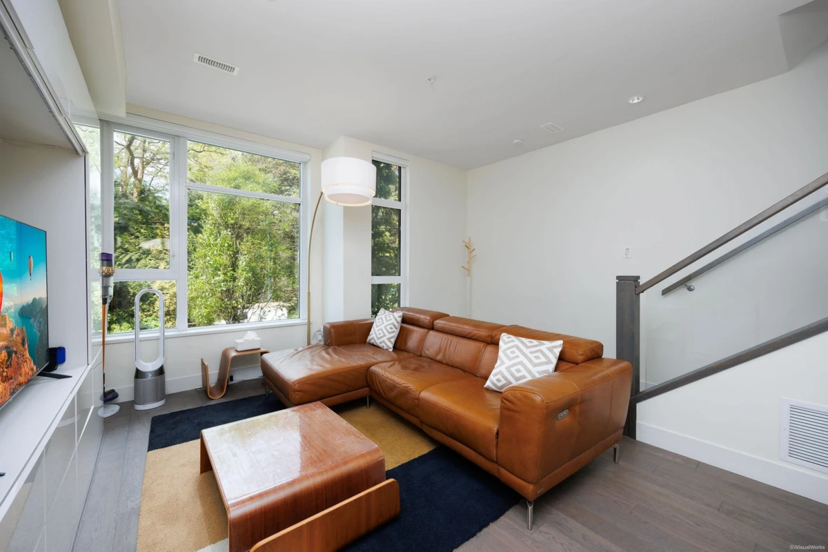 Living Room Photo of 5552 Oak Street, Vancouver, BC