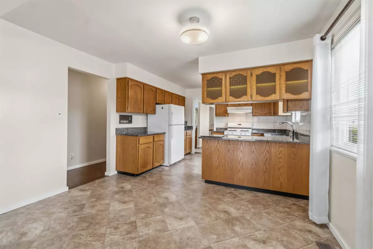 Dining Area Photo of 6895 Mckay Avenue, Burnaby, BC