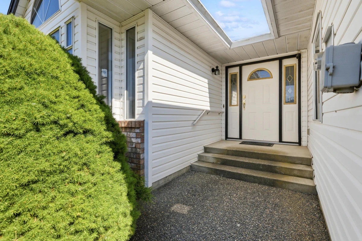 Living Room Photo of 7660 Sapphire Drive, Chilliwack, BC