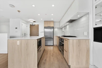 Kitchen Island Photo of 610 680 SEYLYNN CRESCENT, North Vancouver BC V7J 0B5