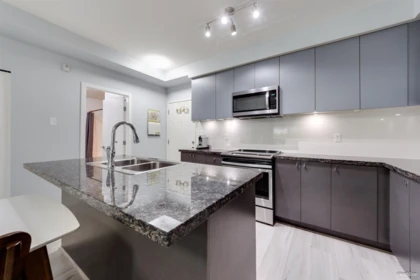 215 6440 194 Street, Surrey, BC, Surrey — Apartment/Condo for sale