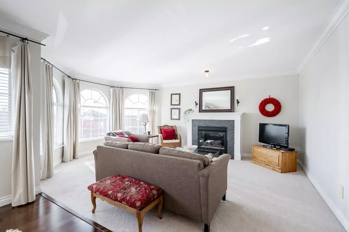 Living Room Photo of 6031 189a Street, Surrey, BC