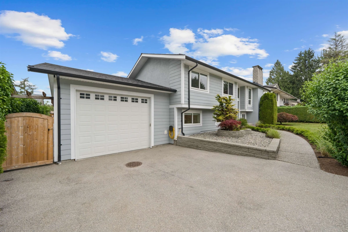 Living Room Photo of 22715 124 Avenue, Maple Ridge, BC