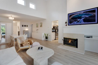 Kitchen Island Photo of 403 106 W Kings Road, North Vancouver, BC