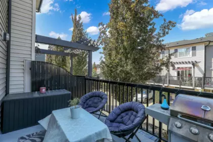 Front Yard Photo of 81 7233 189 Street, Surrey, BC
