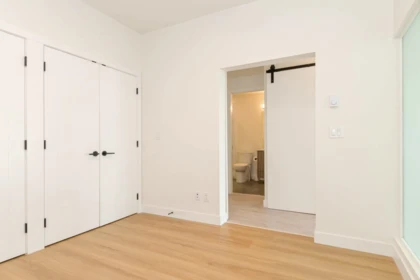 Primary Bathroom Photo of 313 32838 Landeau Place, Abbotsford, BC