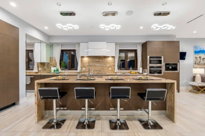 Kitchen Island Photo of 2052 Inglewood Avenue, West Vancouver, BC