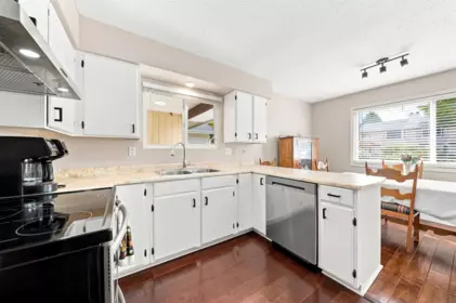 Kitchen Photo of 17213 59a Avenue, Surrey, BC