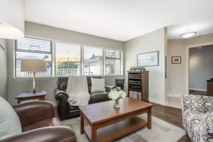 Kitchen Island Photo of 1 14231 18a Avenue, Surrey, BC