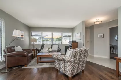 Kitchen Photo of 1 14231 18a Avenue, Surrey, BC