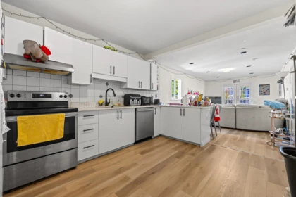 Kitchen Island Photo of 3279 W 11th Avenue, Vancouver, BC