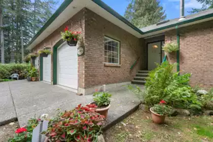 90 Robertson Crescent, Hope, BC, Hope — Single Family Residence for sale