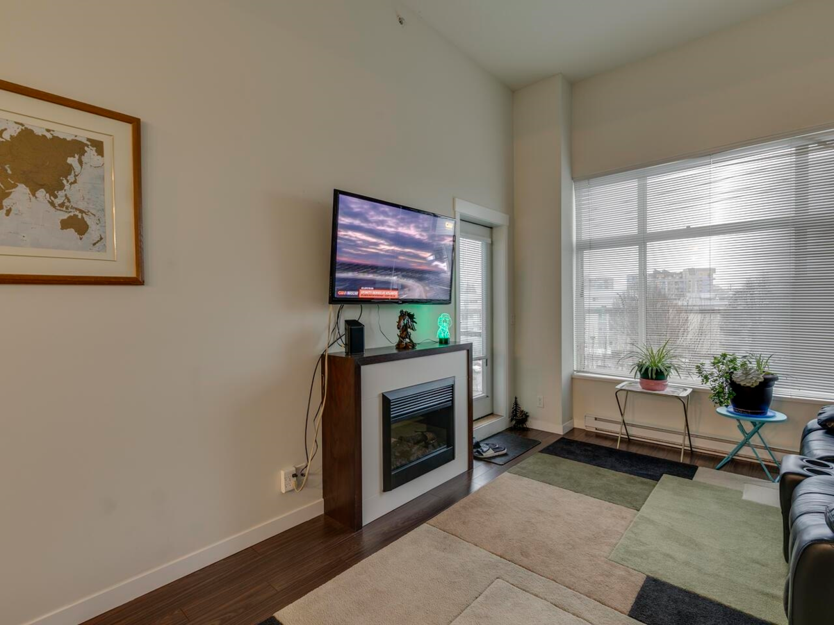 Kitchen Island Photo of 404 2943 Nelson Place, Abbotsford, BC