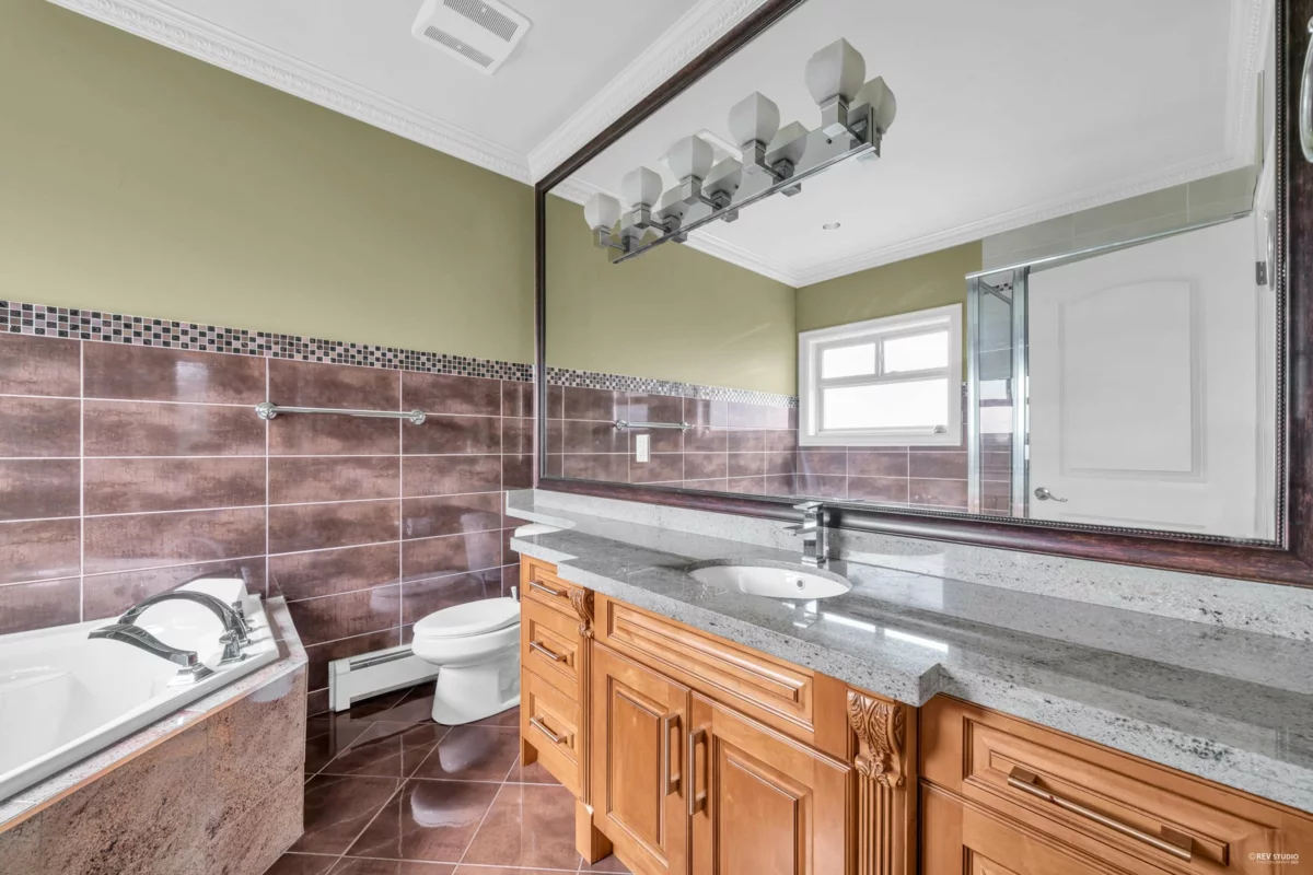 Hallway Photo of 5838 124a Street, Surrey, BC