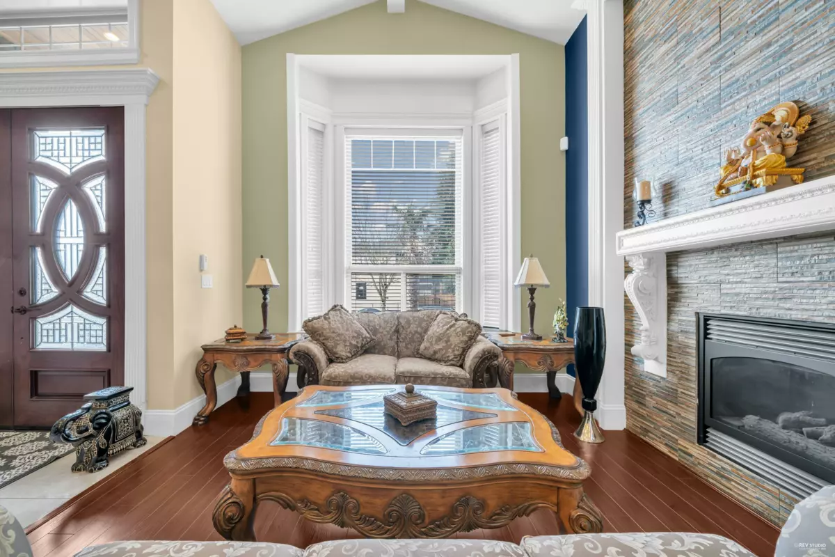 Living Room Photo of 5838 124a Street, Surrey, BC