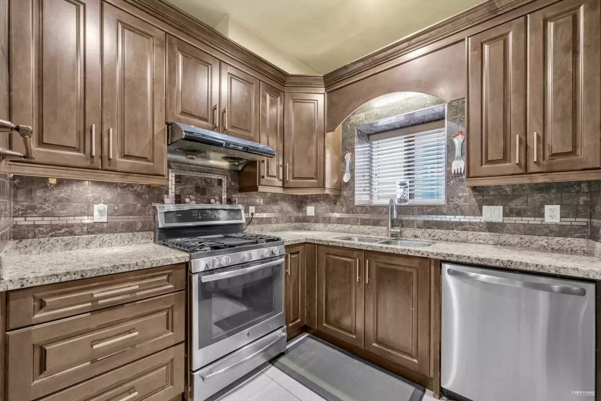 Powder Room Photo of 5838 124a Street, Surrey, BC