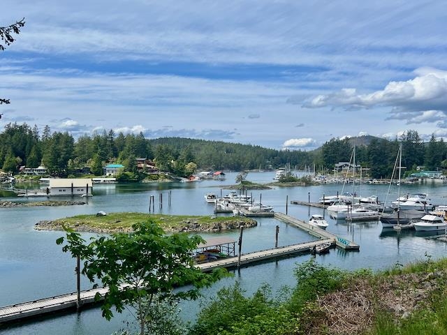 Kitchen Island Photo of 1D 12849 Lagoon Road, Madeira Park, BC