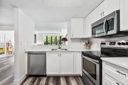 303 220 Newport Drive, Port Moody, BC, Port Moody — Apartment/Condo for sale