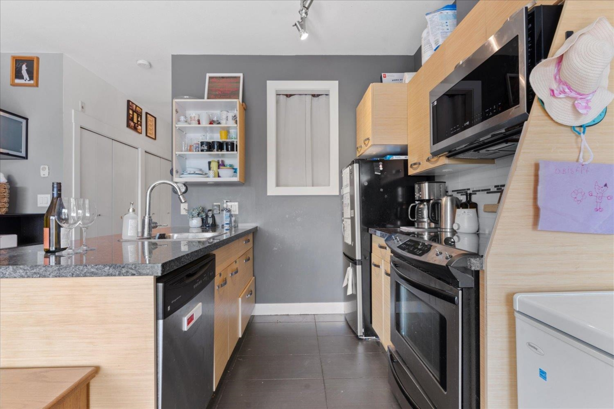 Walk-In Closet Photo of 405 1975 Mccallum Road, Abbotsford, BC