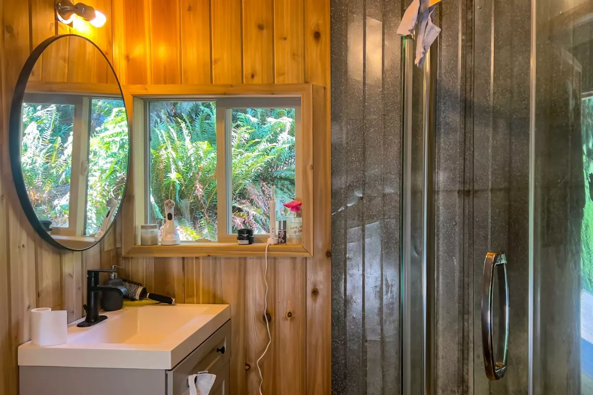 Hot Tub / Spa Photo of 1380 Fernie Road, Bowen Island, BC