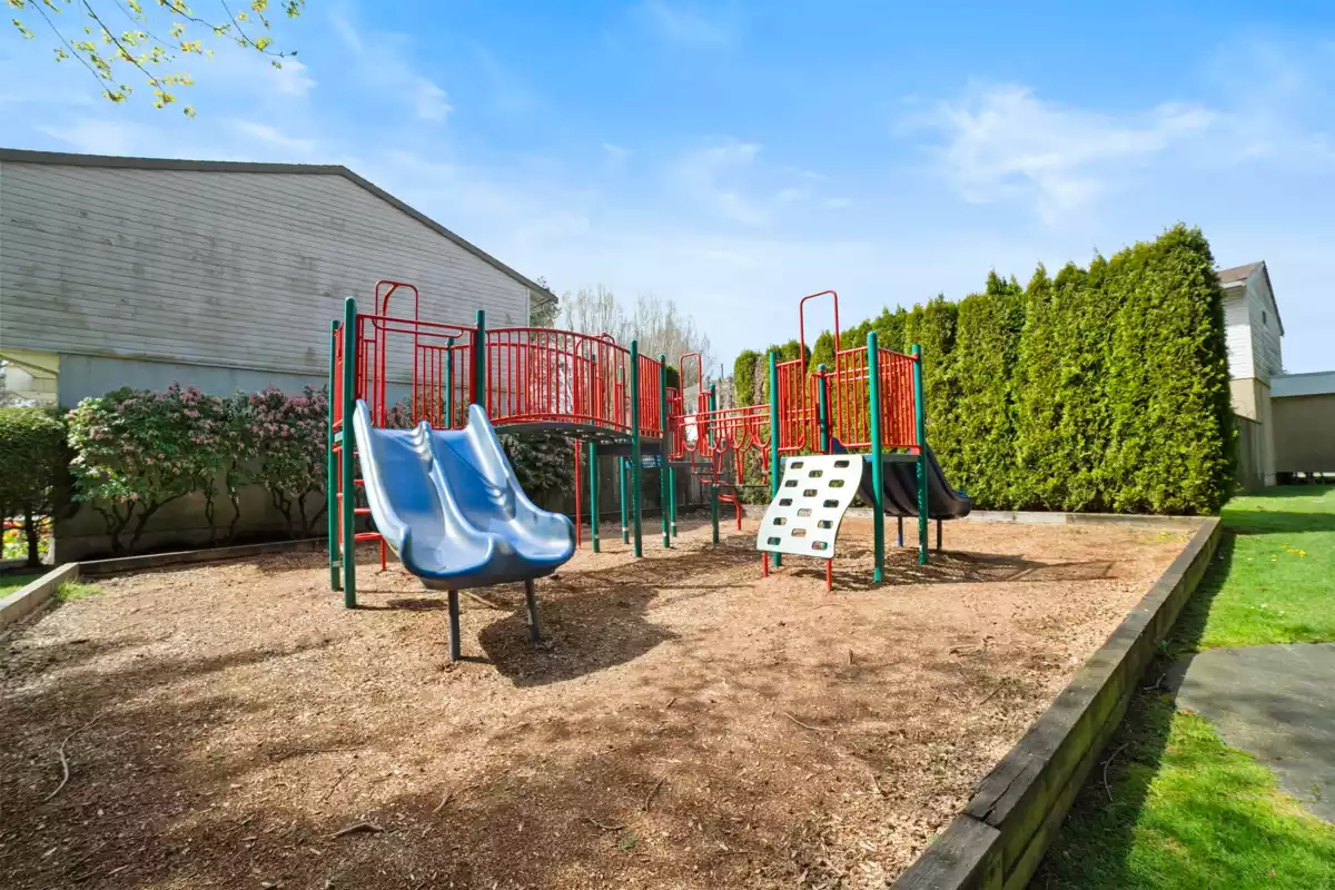 Basement Recreation Room Photo of 2 3558 E 49th Avenue, Vancouver, BC
