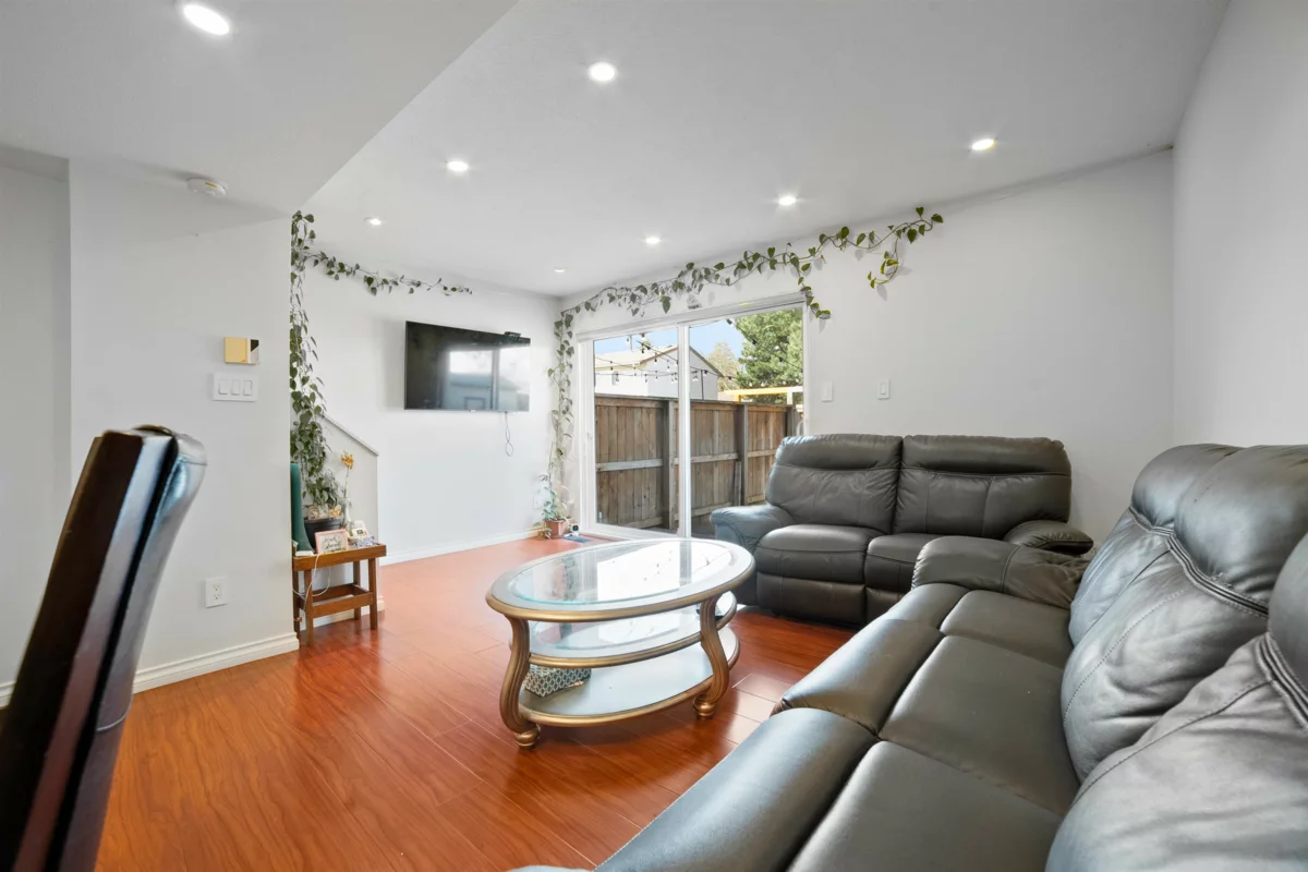 Dining Area Photo of 2 3558 E 49th Avenue, Vancouver, BC