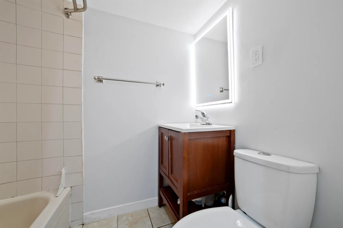 Guest Bathroom Photo of 2 3558 E 49th Avenue, Vancouver, BC