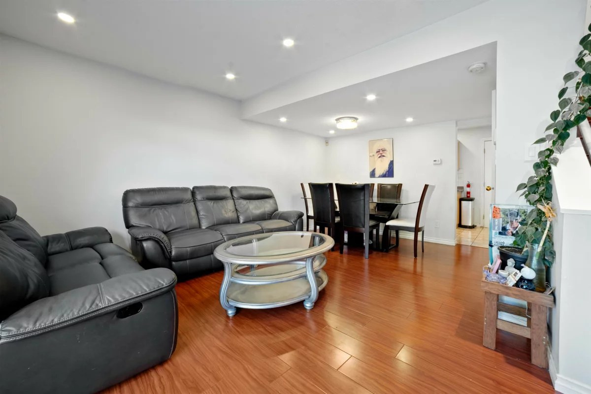 Living Room Photo of 2 3558 E 49th Avenue, Vancouver, BC