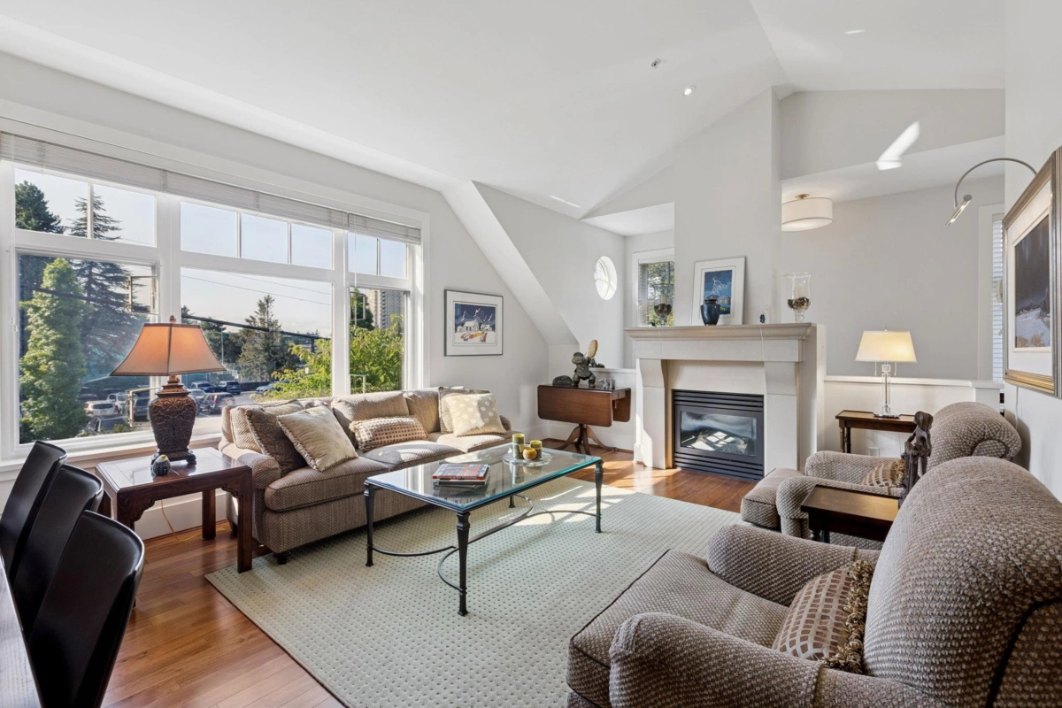 Dining Area Photo of 2133 Gordon Avenue, West Vancouver, BC