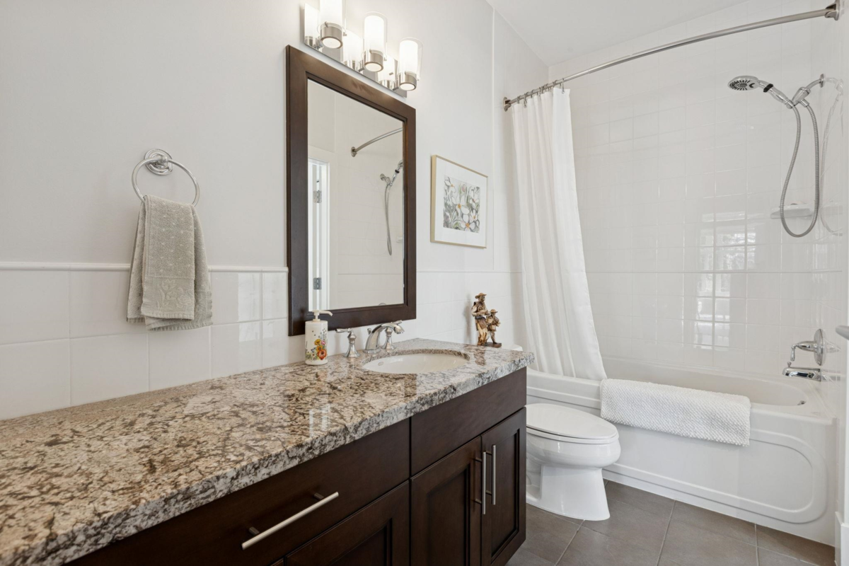 Hallway Photo of 2133 Gordon Avenue, West Vancouver, BC