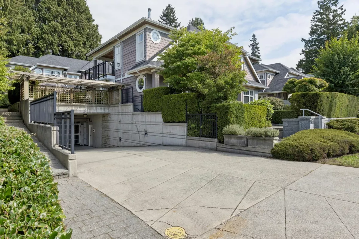 Hot Tub / Spa Photo of 2133 Gordon Avenue, West Vancouver, BC