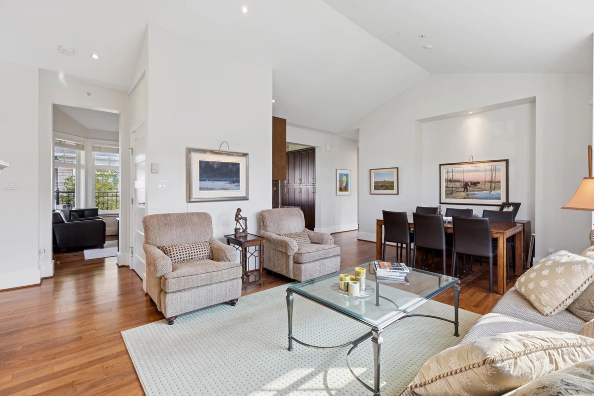 Kitchen Island Photo of 2133 Gordon Avenue, West Vancouver, BC