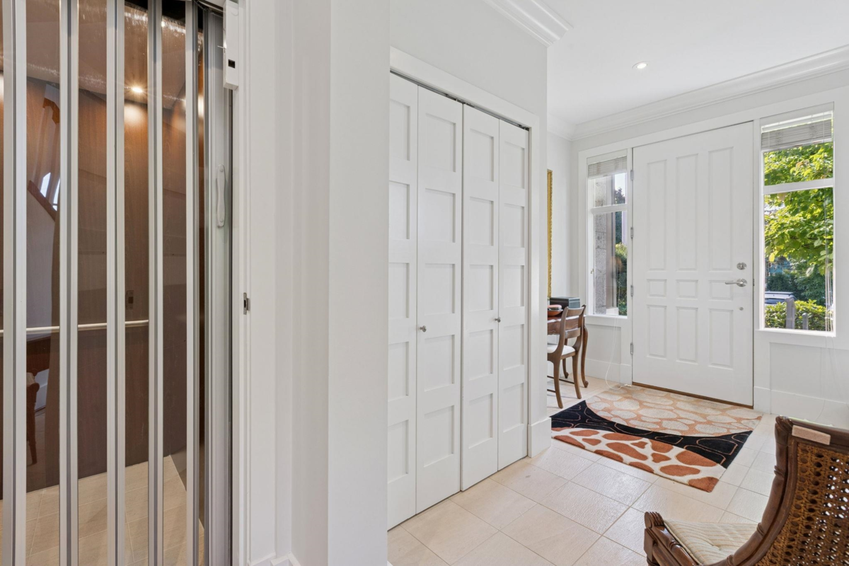 Living Room Photo of 2133 Gordon Avenue, West Vancouver, BC