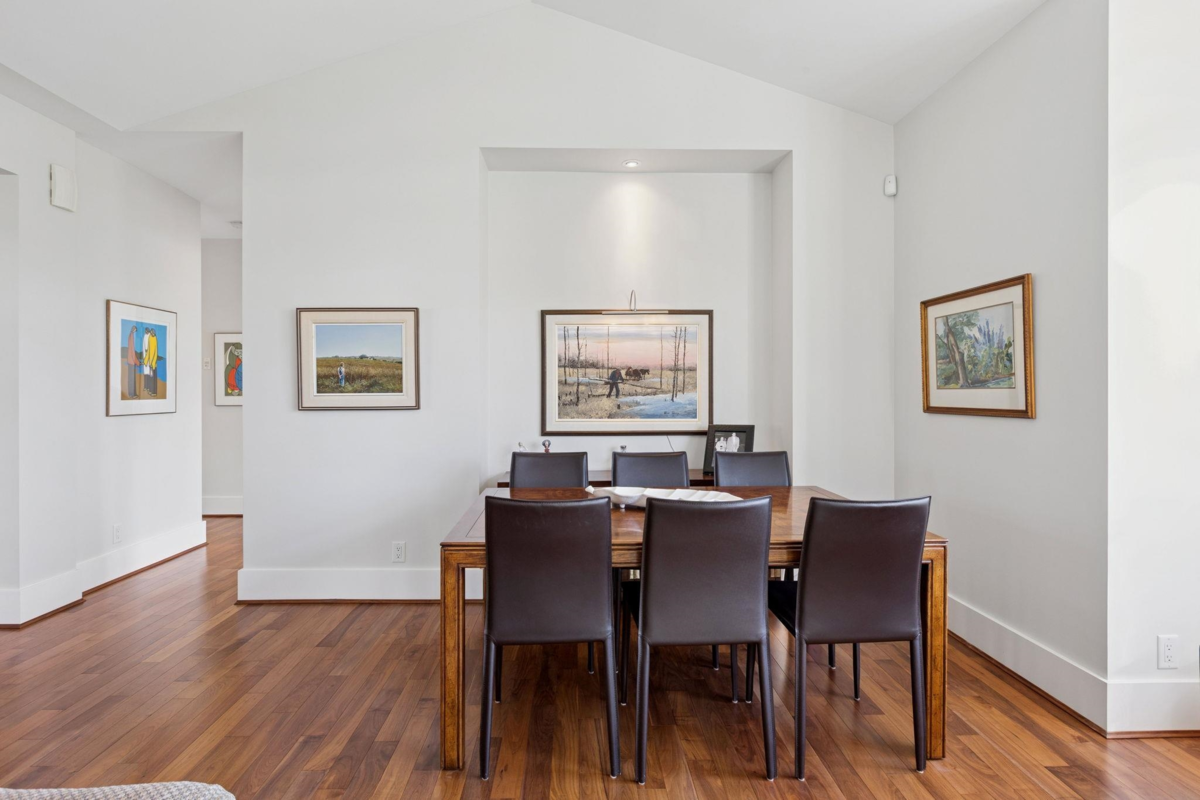 Walk-In Closet Photo of 2133 Gordon Avenue, West Vancouver, BC