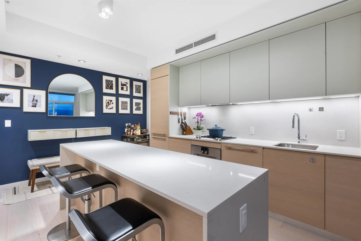 Kitchen Island Photo of 3601 1289 Hornby Street, Vancouver, BC