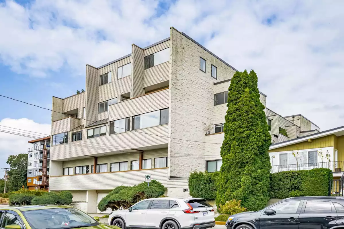 Kitchen Island Photo of 302 225 Sixth Street, New Westminster, BC